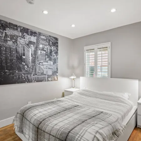 Serene 2-Bedroom Venice Apartment with Private Entrance