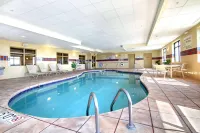 Hampton Inn & Suites West Bend - Pools