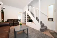 Full house 2 bedrooms, 2 bathrooms, near tube st - 3-Star