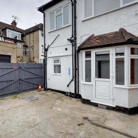 Charming Burnt Oak Retreat Отели в г. Барнет