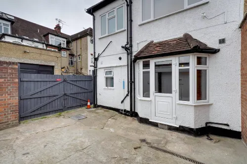 Charming Burnt Oak Retreat
