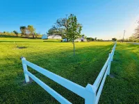 Remodeled 3-bed-3-bath Farmhouse near the John Deere Classic in the Quad Cities! Hotels in Henry County