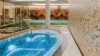 Grand Poet Hotel and Spa by Semarah - Bathtub