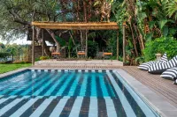 River House Lodge - مسبح