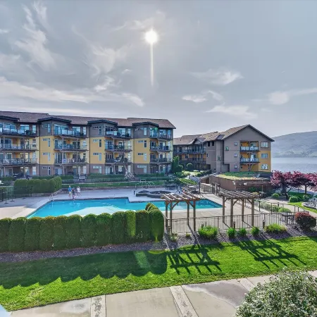 Lakefront Pool and Lake View 2 Bdrm 4205