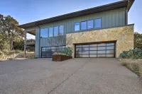 Entire Home w/ Lake Granbury Views + Game Room! - Balkon