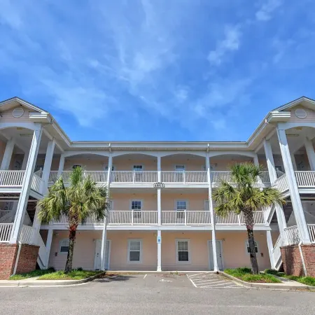 Myrtlewood 3Br Retreat - Pet-Friendly, Heated Pool, Balcony & Sleeps 8
