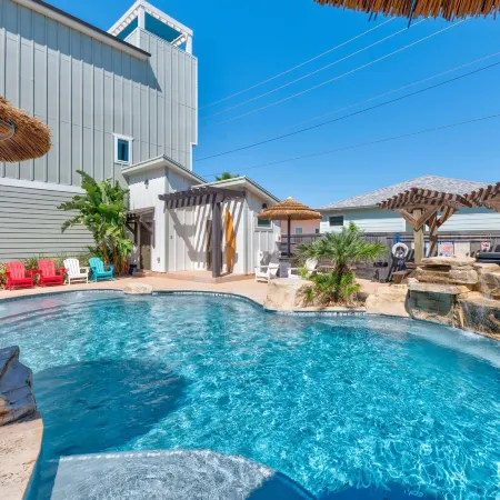 Spacious Townhouse Walk to Beach Resort Pool