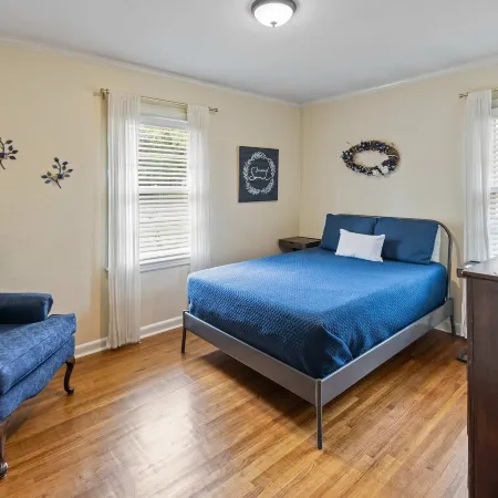 Modern Memphis Retreat - Sleeps 7 - Fireplace