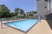 Red Roof Inn & Suites Clinton, MS - Pool