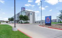 Motel 6 Laredo, TX - Airport - Bathtub