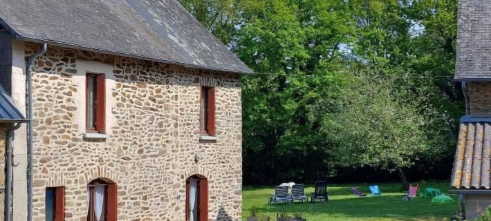 La Lavandiere Hotele w: Mayenne
