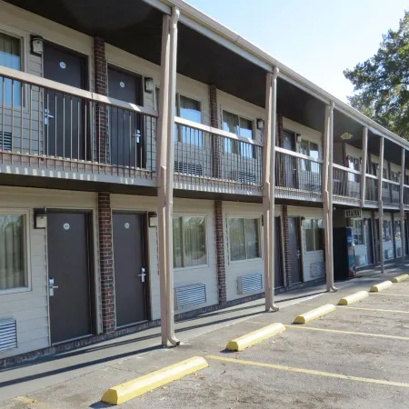 Redwood Inn