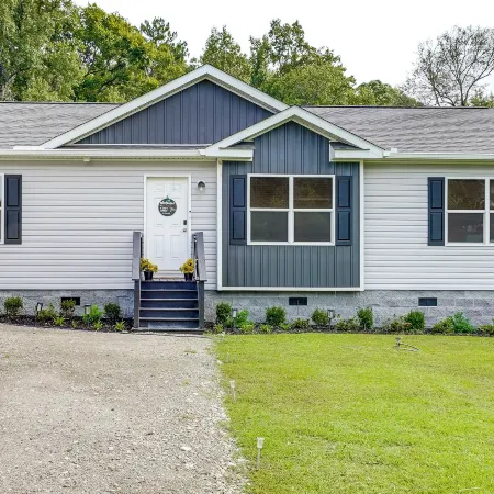 Screened Porch: Family-Friendly St Stephen Retreat Hotéis em Berkeley County