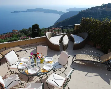 Stunning Penthouse with Panoramic Views of EZE Village and the French Riviera Hoteles en Èze