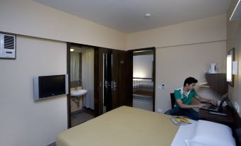 OYO 18803 Smart Inn