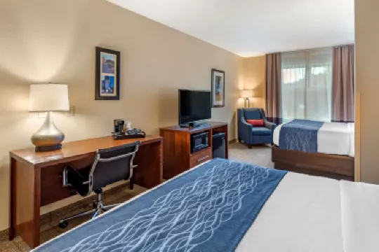 Comfort Inn & Suites Virginia Beach - Norfolk Airport Hotels near Thoroughgood House