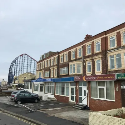 Sandpiper Holiday Apartments Отели рядом с достопримечательностью «Парк аттракционов Блэкпул-Плеже-Бич»