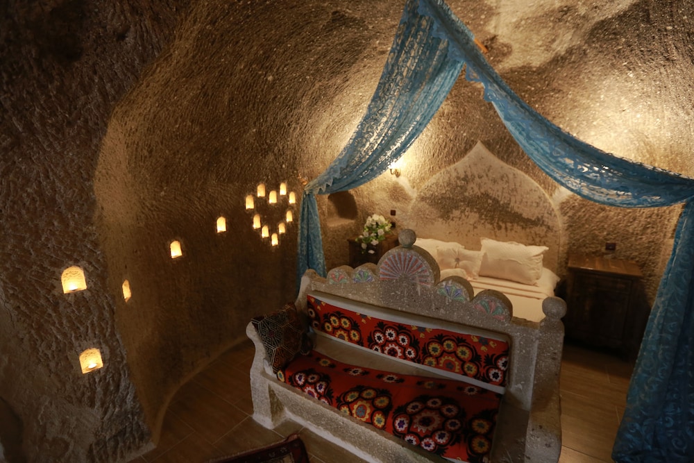 Holiday Cave Hotel