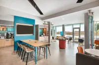 avid hotel WENATCHEE by IHG - Parking