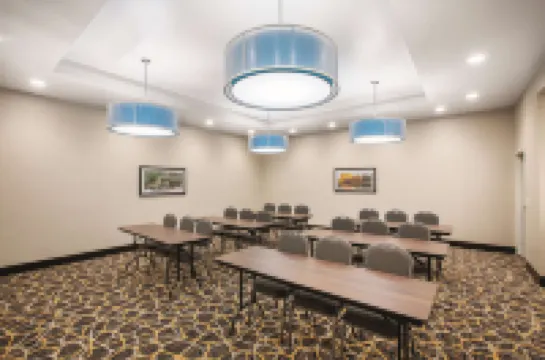 La Quinta Inn & Suites by Wyndham Tulsa Broken Arrow