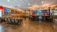 Seven Oaks Hotel Regina, SureStay Collection by Best Western - Quầy bar