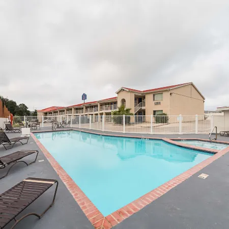 Motel 6 San Antonio, TX - Fiesta Trails Отели рядом с достопримечательностью «Медицинский центр»