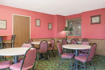 Days Inn by Wyndham West-Eau Claire Отели в г. Уитон