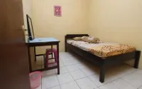 Comfort Room at Guesthouse Tirza 鄰近Bukit Sewu Sambang的酒店