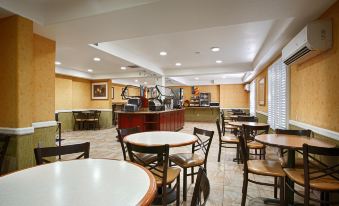 Best Western Plus Raffles Inn & Suites