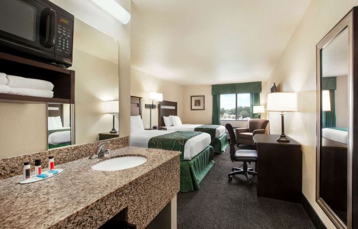 Travelodge by Wyndham Livonia