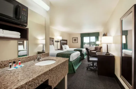 Travelodge by Wyndham Livonia Hotel a 