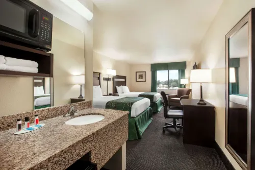 Travelodge by Wyndham Livonia