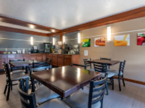 Quality Inn & Suites Warren Hotels in Warren