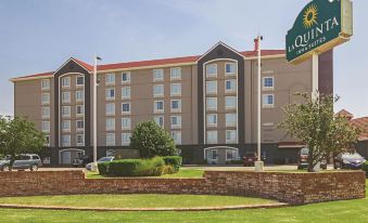 La Quinta Inn & Suites by Wyndham Oklahoma City - NW Expwy