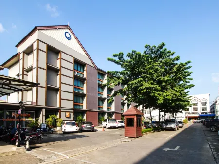 B2 Chiang Rai Boutique & Budget Hotel Отели рядом с достопримечательностью «The Navel City Pillar of Chiang Rai»