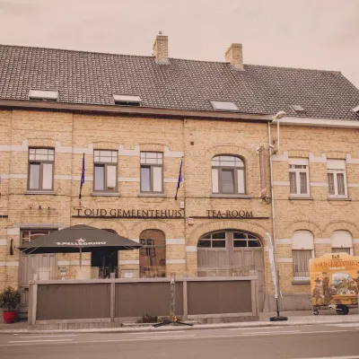 Oud Gemeentehuis โรงแรมใกล้อาคารอิเพอร์คลอธฮอลล์
