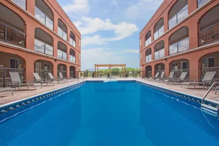 Park Inn by Radisson Osoyoos Отели рядом с достопримечательностью «NK'MIP Cellars»