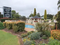 McNevins Warwick Motel - Pools