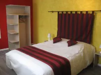 Logis Hotel Restaurant le Cheval Blanc Hotels in Chateau-Renard