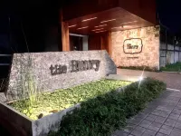 The Henry Hotel Roost Bacolod Hotel dekat Vista Alegre Evangelical Church