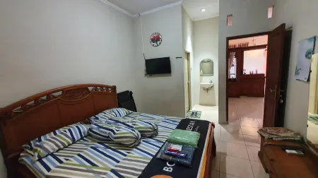 Bojong Homestay Syariah Tasikmalaya 4Br (Whole House) 8-Persons Отели в г. Cipedes