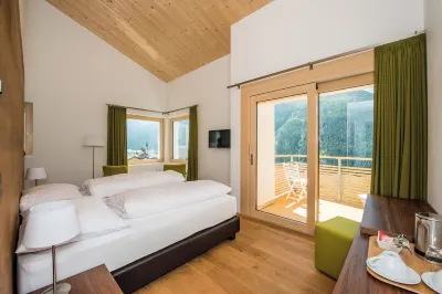 Guarda Lodge Hotels near Piz Quattervals