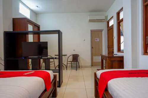 RedDoorz @ Solo Baru Hotels in Grogol