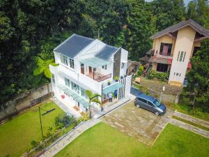 Villa Mandalagiri Puncak 4BR with Private Pool