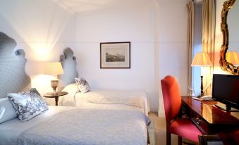 8. 더 로얄 호텔..