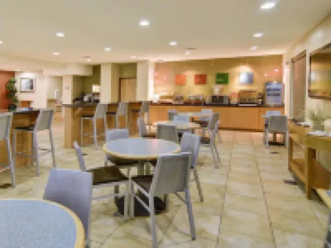 Comfort Suites Lindale リンデールのホテル