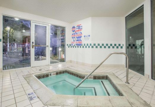 리버모어 호텔의 깨끗한 야외 수영장