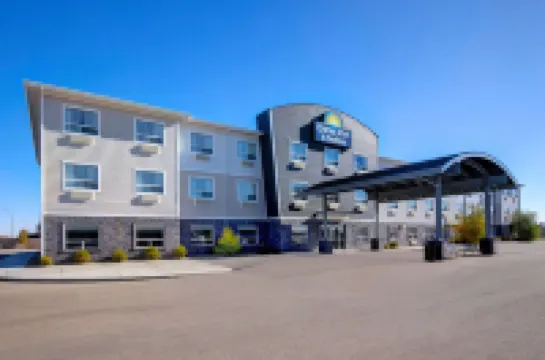 Days Inn & Suites by Wyndham Warman Hotels in 