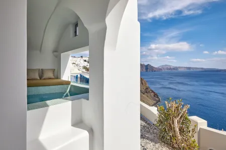 Allure Breeze Suites Отели рядом с достопримечательностью «Sigalas Winery»